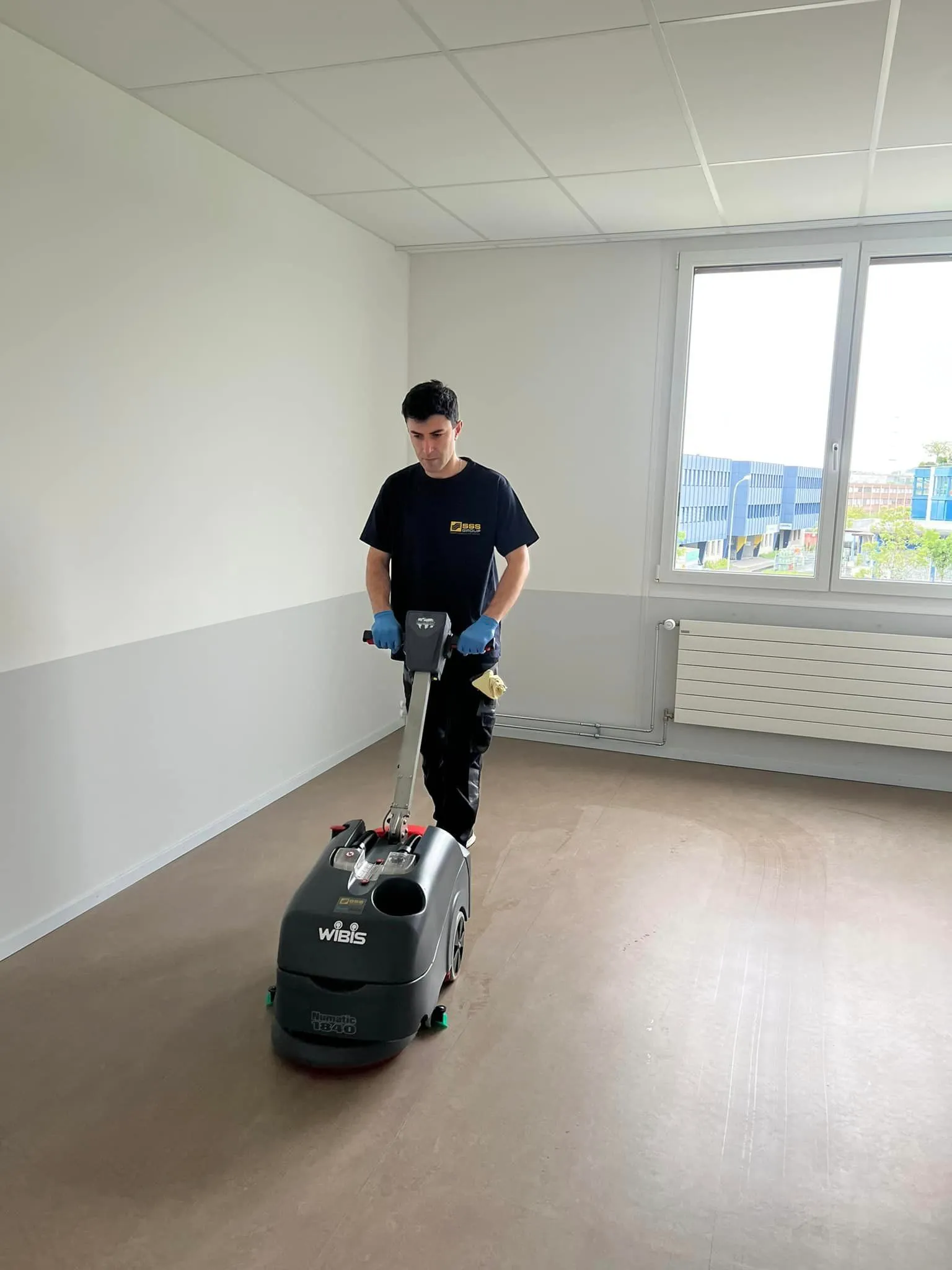 Gründliche Bodenreinigung Büro